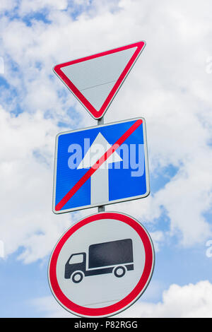 Dare modo segno di resa, il passaggio è vietato per camion, alla fine di un traffico a senso unico segnaletica stradale Foto Stock