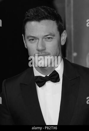 Londra - Feb 08, 2015: ( Immagine Altered digitalmente a monocromatica ) Luke Evans assiste l'EE British Academy Film Awards presso la Royal Opera House di Londra Foto Stock