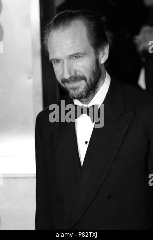 Londra - Feb 08, 2015: ( Immagine Altered digitalmente a monocromatica ) Ralph Fiennes assiste l'EE British Academy Film Awards presso la Royal Opera House di Londra Foto Stock