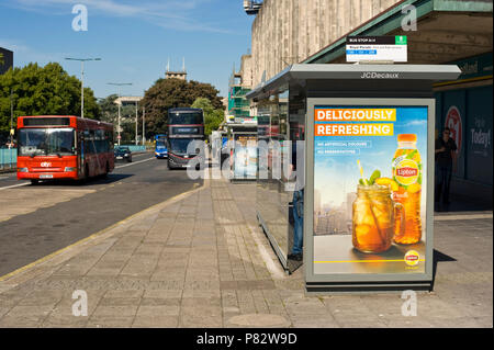 JCDecaux strada fermata bus billboard sito web pubblicità Lipton tè freddo in Plymouth Devon England Regno Unito Foto Stock