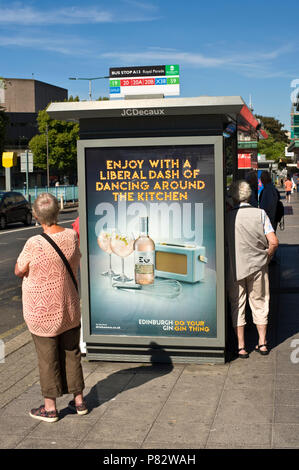 JCDecaux strada fermata bus billboard sito web pubblicità Edinburgh Gin in Plymouth Devon England Regno Unito Foto Stock