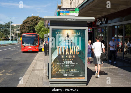 JCDecaux strada fermata bus billboard sito web pubblicità Titanic il musical in Plymouth Devon England Regno Unito Foto Stock