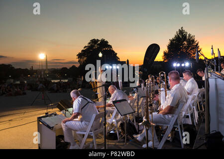 WASHINGTON (Luglio 11, 2016) Senior Chief Musician Luis Hernandez, di Miami, Florida, svolge un sassofono solista con la marina degli Stati Uniti Commodores banda jazz ensemble. La banda della marina presenta concerti presso il Campidoglio il lunedì sera per tutta l'estate. Foto Stock