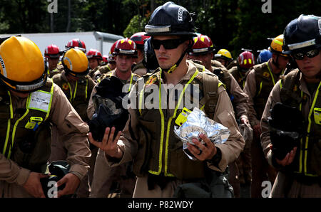 Twinsburg, Ohio. - Marines con biologiche chimica Incident Response Force, CBIRF, ispezionare i loro M53 maschera a gas e filtri sigillato in preparazione per la Convention Nazionale Repubblicana, RNC, in Cleveland, luglio 18, 2016. La CBIRF Marines e marinai ha lavorato al fianco di federale e le agenzie locali per fornire chimici, biologici, radiologici, nucleari e ad alta resa di esplosivi CBRNE, capacità di risposta per i repubblicani e democratici convenzioni nazionali. CBIRF è attivo un dovere Marine Corps unità che, quando rivolto in avanti e si gonfia e/o risponde con un minimo di attenzione t o di una sostanza chimica, biologica Foto Stock