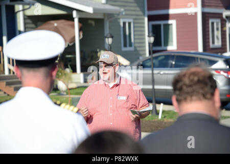 PORT ORCHARD, nello Stato di Washington (Luglio 29, 2016) - Daryl Daugs, il direttore esecutivo di Habitat for Humanity per Kitsap County, grazie marinai, inclusi quelli di USS Nimitz CVN (68), e gli altri volontari dalla regione locale per aiutare la costruzione e terminare la costruzione di due case prima di essi essendo dato via a famiglie locali durante un nastro-cerimonia del taglio. Nimitz è attualmente sottoposto ad un esteso pianificata la manutenzione incrementale disponibilità a Puget Sound Naval Shipyard e Manutenzione intermedia la struttura in cui la nave sta ricevendo una manutenzione pianificata e aggiornamenti. Foto Stock