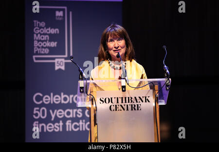 Helena Kennedy, Presidente della Fondazione del premio di Booker Foundation, annuncia Canadian-Sri Lanka autore Michael Ondaatje come il vincitore del Golden Man Booker cerimonia di premiazione per il suo romanzo "Il paziente inglese presso la Royal Festival Hall, Southbank, a Londra. Premere l'associazione. Picture Data: domenica 8 luglio, 2018. Foto di credito dovrebbe leggere: Isabel Infantes/PA FILO Foto Stock