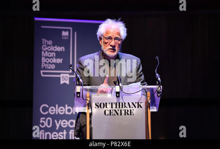 Canadian-Sri Lanka autore Michael Ondaatje parla dopo essere stato nominato il vincitore del Golden Man Booker per il suo romanzo "Il paziente inglese presso la Royal Festival Hall, Southbank, a Londra. Premere l'associazione. Picture Data: domenica 8 luglio, 2018. Foto di credito dovrebbe leggere: Isabel Infantes/PA FILO Foto Stock