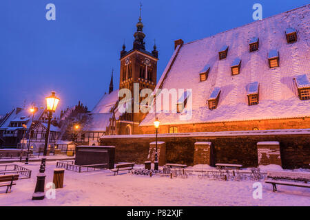 Grande Mulino in Gdansk e chiesa di notte. Gdansk, Pomerania, Polonia. Foto Stock