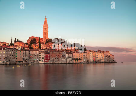 Paesaggio urbano della città di Rovigno a sunerise in Croazia Foto Stock