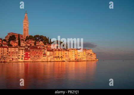 Paesaggio urbano della città di Rovigno a sunerise in Croazia Foto Stock