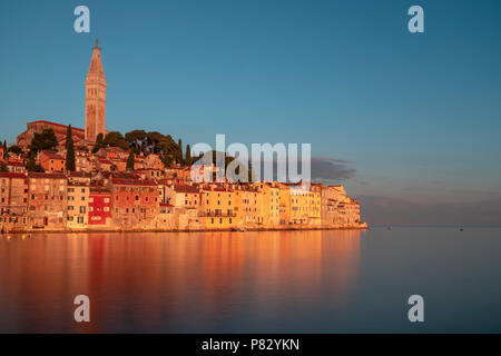 Paesaggio urbano della città di Rovigno a sunerise in Croazia Foto Stock