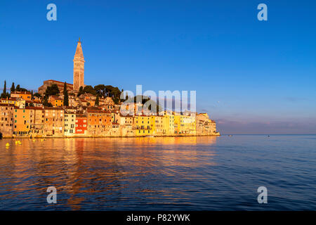 Paesaggio urbano della città di Rovigno a sunerise in Croazia Foto Stock