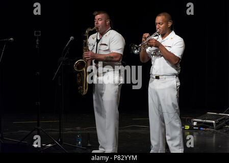 CASA GRANDE, Ariz. (Agosto 15, 2016) musicisti di prima classe Stuver Matteo, sinistra e David Smith eseguire durante un U.S. La banda della marina militare in concerto a Vista Grande High School 15 agosto 2016. Gli incrociatori gruppo di musica popolare, parte dell'U.S. La banda della marina militare, ha girato in Arizona e in California per una serie di public outreach spettacoli, progettato per portare la marina di comunità di tutto il paese che non dispongono di una significativa presenza della Marina. Foto Stock