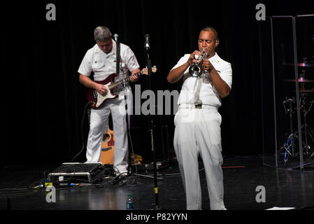 CASA GRANDE, Ariz. (Agosto 15, 2016) musicista di prima classe David Smith compie durante un U.S. La banda della marina militare in concerto a Vista Grande High School 15 agosto 2016. Gli incrociatori gruppo di musica popolare, parte dell'U.S. La banda della marina militare, ha girato in Arizona e in California per una serie di public outreach spettacoli, progettato per portare la marina di comunità di tutto il paese che non dispongono di una significativa presenza della Marina. Foto Stock