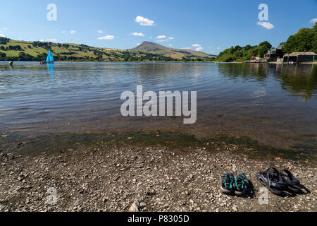 Un gommone a vela sul lago Bala, o Llyn Tegid in Gwynedd, metà del Galles, UK. Foto Stock