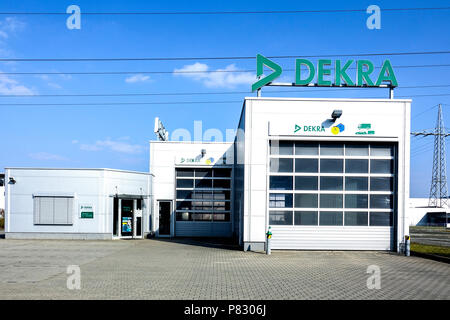 WETZLAR - Germania- 25 marzo 2018 - Dekra logo sulla parte anteriore del negozio sul cielo blu sullo sfondo - Dekra è la tecnica automobilistica catena di ispezione Foto Stock