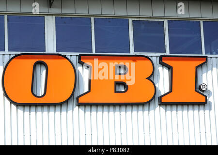 WETZLAR, Germania Marzo, 2018 OBI segno su una facciata. Fondata nel 1970, OBI è il più grande Do it yourself retailer in Europa e il terzo più grande in Foto Stock