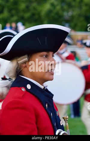 Fort Myer, Virginia, Stati Uniti d'America - 13 Giugno 2018: membro dell'U.S. Esercito vecchia guardia Fife e Drum Corps colloqui con i turisti a seguito di una Twilight Tattoo. Foto Stock