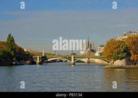 Pont de la Tournelle ponte sul fiume Senna con la cattedrale di Notre Dame in background su una soleggiata giornata autunnale con cielo blu chiaro, Foto Stock