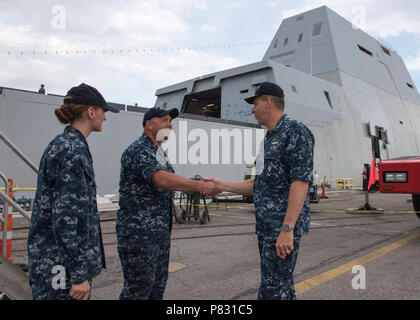 NORFOLK, Virginia (ott. 3, 2016) Adm. Phil Davidson, commander, U.S. Le forze della flotta comando, saluta velisti assegnati alle future visite-missile destroyer USS Zumwalt (DDG 1000) presso la stazione navale di Norfolk. A seguito di un equipaggio periodo di certificazione e ottobre cerimonia di messa in esercizio a Baltimora, Zumwalt transito al suo homeport a San Diego per un post-disponibilità di consegna e i sistemi di missione l'attivazione. DDG 1000 è la nave di piombo del Zumwalt-cacciatorpediniere della classe di prossima generazione, multi-missione combattenti di superficie, su misura per il land attack e litorale dominante. Foto Stock