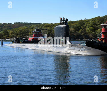 GROTON, Connecticut. (Ott. 6, 2016) PCU Illinois (SSN 786) ritorna alla Naval base sottomarina di New London, CT. Illinois è il tredicesimo Virginia-Class attacco sottomarino e il quarto us navy ship named per lo stato di Illinois. Foto Stock