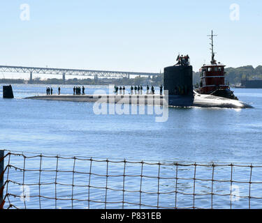 GROTON, Connecticut. (Ott. 6, 2016) PCU Illinois (SSN 786) ritorna alla Naval base sottomarina di New London, CT. Illinois è il tredicesimo Virginia-Class attacco sottomarino e il quarto us navy ship named per lo stato di Illinois. Foto Stock