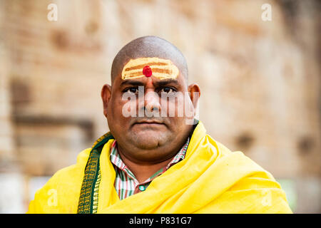 VARANASI - India - 13 gennaio 2018. Ritratto di un uomo rasato camminando sui ghat di Varanasi noto anche come Benares, India. Foto Stock