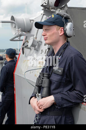 SINGAPORE (ott. 16, 2016) Petty Officer di terza classe Austin Laplante ha sorge guarda come l'assalto anfibio nave USS Bonhomme Richard (LHD 6) entra nel porto di Singapore come parte di un porto programmata visita. Bonhomme Richard, ammiraglia del Bonhomme Richard Expeditionary Strike gruppo con avviato 31 MEU, è a Singapore per sperimentare la città ricca di cultura e storia come parte della loro multi-mese patrol nella regione. Foto Stock