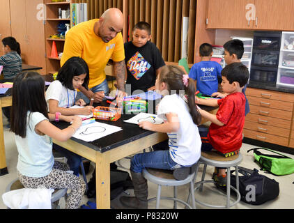 HOUSTON (ott. 18, 2016) Petty Officer 2a classe Timoteo Serrano da USS George H.W. Bussola (CVN 77) visita i bambini a Housman Club per ragazzi e ragazze di Houston Texas, durante la settimana della Marina. Navy settimane, coordinato dalla Marina Militare Ufficio di comunicazione alla comunità (NAVCO), sono progettati per dare agli americani la possibilità di apprendere la marina, la sua gente e la sua importanza per la sicurezza nazionale e la prosperità. Foto Stock