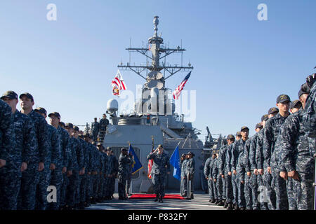 Mare (5 Nov 2016) lato ragazzi rendere onore a quella della Cmdr. Peter Halvorsen, prospettico di comandante, USS Carney (DDG 64) durante un cambiamento di cerimonia di comando a bordo della USS Carney. Carney, un Arleigh Burke-class guidato-missile distruttore, distribuita a Rota, Spagna, sta conducendo una pattuglia di routine negli Stati Uniti Sesta flotta area di operazioni a sostegno degli Stati Uniti per gli interessi di sicurezza nazionali in Europa. Foto Stock