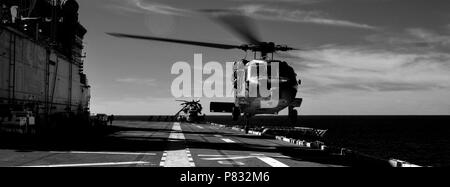 Oceano atlantico (nov. 8, 2016) - Un MH-60 Seahawk, attaccato al mare in elicottero Combat Squadron 28 (HSC-28), si prepara ad atterrare sul ponte di volo di assalto anfibio nave USS Iwo Jima (LHD 7). Iwo Jima è la cottura a vapore verso N.Y. a sostegno dei veterani del giorno celebrazioni. Foto Stock