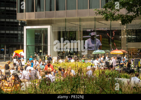 St Helen piazza di Londra. Gli impiegati e per i turisti che scelgono di trascorrere la loro pausa pranzo in estate il sole, chiacchierando, rilassante, mangiare e bere Foto Stock