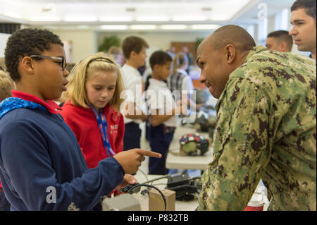 NEWPORT NEWS, Va. (nov. 11, 2016) Petty Officer di prima classe David Smith, assegnato per l'eliminazione degli ordigni esplosivi unità mobile (EODMU) 2, parla di uno studente circa il trasportabili PackBot EOD robot durante un giorno di veterani di relazioni comunitarie evento presso il St Andrews Scuola episcopale. EODMU 2 fornisce credibile, combattere-pronto EOD di forze in grado di distribuire ovunque e in qualsiasi momento a sostegno degli interessi nazionali. Foto Stock