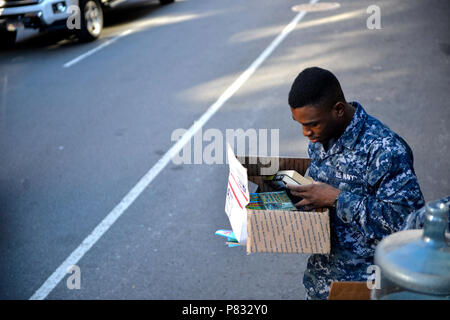 NEW YORK (nov. 12, 2016) - marinaio Dashiva Francois aiuta a pulire il seminterrato dei soldati, marinai, Marines', Coast Guard & aviatori's Club durante una comunità progetto relazioni. Assalto anfibio nave USS Iwo Jima è che partecipano nella settimana dei veterani di New York City 2016 per onorare il servizio di tutta la nostra nazione di veterani. La nave ha fatto recentemente ritorno da l' assistenza umanitaria in missione ad Haiti dopo il passaggio dell uragano Matthew Foto Stock