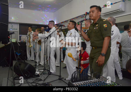 BRUNEI (nov. 16, 2016) DEGLI STATI UNITI Navy 7 Banda della flotta, Orient Express, esegue con la Royal Navy Brunei Band per la scuola dei bambini a 'Smarter' Education Center durante la cooperazione a galla la prontezza e la formazione (Carati) Brunei 2016, nov. 16. Carato è una serie annuale di esercizi marittimo tra Stati Uniti Navy, U.S. Marine Corps e le forze armate di nove nazioni partner di includere il Bangladesh, Brunei, Cambogia, Indonesia, Malaysia, Filippine, Singapore, Thailandia e Timor Est. Foto Stock