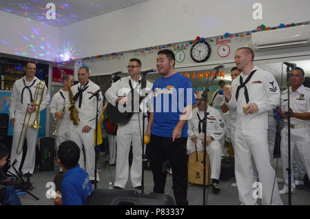 BRUNEI (nov. 16, 2016) DEGLI STATI UNITI Navy 7 Banda della flotta, Orient Express, esegue con la Royal Navy Brunei Band per la scuola dei bambini a 'Smarter' Education Center durante la cooperazione a galla la prontezza e la formazione (Carati) Brunei 2016, nov. 16. Carato è una serie annuale di esercizi marittimo tra Stati Uniti Navy, U.S. Marine Corps e le forze armate di nove nazioni partner di includere il Bangladesh, Brunei, Cambogia, Indonesia, Malaysia, Filippine, Singapore, Thailandia e Timor Est. Foto Stock