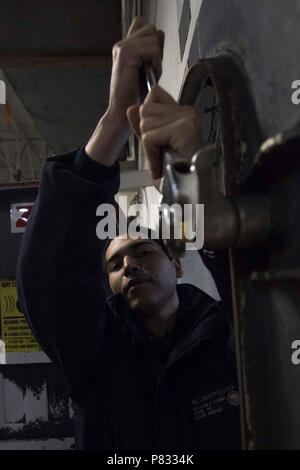 OCEAN (nov. 23, 2016) marinaio Dennys Millan Sepulveda, da Caguas, Porto Rico, conduce il portello di manutenzione in USS John C. Stennis' (CVN 74) hangar bay. John C. Stennis è in corso per condurre la formazione di routine e partecipare nella legislazione nazionale in materia di Pearl Harbor giorno del ricordo di eventi nelle Hawaii. Foto Stock