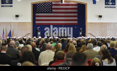 R.I. (Dec. n. 2, 2016) posteriori Adm. Jeffrey A. Harley (a destra), presidente, U.S. Università navale di guerra affronta i laureati, personale della facoltà e gli ospiti durante un funzionario scuola del candidato (OCS) graduazione tenutosi a Kay Hall a bordo della Stazione Navale di Newport, a Newport, Rhode Island. Durante il suo discorso, Harley ha detto, "è ora possibile inserire la marina e avrà un nuovo potere che è stato scoperto. Avete una responsabilità per la conduzione di una responsabilità per grandi quantità di materiale ed attrezzatura e soprattutto un unparalled la responsabilità per la vita di altre persone." ottanta-ufficiale di tre candidati hanno partecipato all'cerem Foto Stock