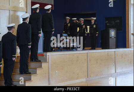 R.I. (Dec. n. 2, 2016) posteriori Adm. Jeffrey A. Harley, presidente, U.S. Naval War College saluta un laureato durante un funzionario scuola del candidato (OCS) graduazione tenutosi a Kay Hall a bordo della Stazione Navale di Newport, a Newport, Rhode Island. Durante il suo discorso, Harley ha detto, "è ora possibile inserire la marina e avrà un nuovo potere che è stato scoperto. Avete una responsabilità per la conduzione di una responsabilità per grandi quantità di materiale ed attrezzatura e soprattutto un unparalled la responsabilità per la vita di altre persone." ottanta-ufficiale di tre candidati hanno partecipato alla cerimonia. La missione di OCS è sviluppare ci Foto Stock