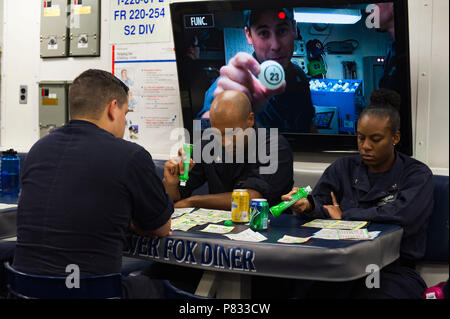 Mare (dec. n. 03, 2016) velisti assegnati alle visite-missile destroyer USS Nitze (DDG 94) partecipano al bingo sulla nave il pasticcio dei ponti. Nitze, distribuito come parte di Eisenhower Carrier Strike gruppo, è di sostenere le operazioni di sicurezza marittima e di teatro la cooperazione in materia di sicurezza gli sforzi negli Stati Uniti Quinta Flotta area di operazioni. Foto Stock