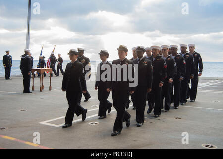 Oceano atlantico (dec. n. 3, 2016) marinai discostarsi di una sepoltura in mare cerimonia a bordo della portaerei USS George Washington (CVN 73). George Washington, homeported in Norfolk, è in corso la conduzione di qualifiche nell'Oceano Atlantico. Foto Stock