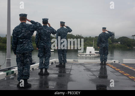 Oceano Pacifico (dec. n. 8, 2016) marinai rendere onora come USS John C. Stennis (CVN 74) passa la USS Arizona Memorial dopo ricevendo in corso da base comune Harbor-Hickam perla. John C. Stennis è in corso per condurre la formazione di routine dopo la partecipazione in nazionale a Pearl Harbor giorno del ricordo di eventi nelle Hawaii. Foto Stock