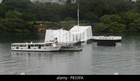 Oceano Pacifico (dec. n. 8, 2016) marinai rendere onora come USS John C. Stennis (CVN 74) passa la USS Arizona Memorial dopo ricevendo in corso da base comune Harbor-Hickam perla. John C. Stennis è in corso per condurre la formazione di routine dopo la partecipazione in nazionale a Pearl Harbor giorno del ricordo di eventi nelle Hawaii. Foto Stock