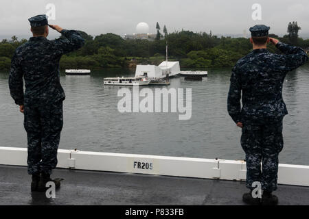 Oceano Pacifico (dec. n. 8, 2016) marinai rendere onora come USS John C. Stennis (CVN 74) passa la USS Arizona Memorial dopo ricevendo in corso da base comune Harbor-Hickam perla. John C. Stennis è in corso per condurre la formazione di routine dopo la partecipazione in nazionale a Pearl Harbor giorno del ricordo di eventi nelle Hawaii. Foto Stock