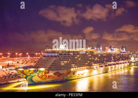 Miami, Florida - Aprile 4 2014: Fuga norvegese nave da crociera al tramonto nel Porto di Miami. Foto Stock
