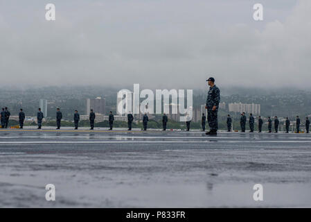 Oceano Pacifico (dec. n. 8, 2016) marinai uomo le rotaie come USS John C. Stennis (CVN 74) prende il via dalla base comune Harbor-Hickam perla. John C. Stennis è in corso per condurre la formazione di routine dopo la partecipazione in nazionale a Pearl Harbor giorno del ricordo di eventi nelle Hawaii. Foto Stock