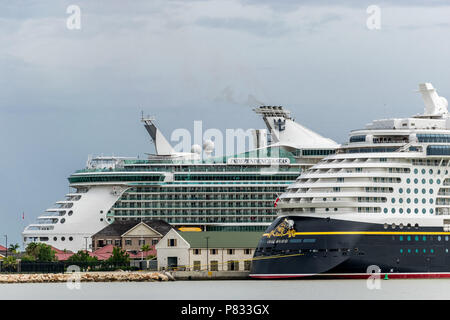 Falmouth, Giamaica - Giugno 03 2015: Disney fantasia e Royal Caribbean indipendenza dei mari navi da crociera ancorato affiancate alla crociera di Falmouth Foto Stock