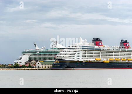 Falmouth, Giamaica - Giugno 03 2015: Disney fantasia e Royal Caribbean indipendenza dei mari navi da crociera ancorato affiancate alla crociera di Falmouth Foto Stock