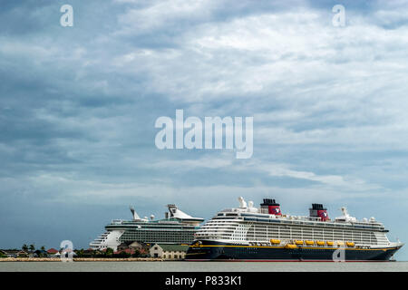 Falmouth, Giamaica - Giugno 03 2015: Disney fantasia e Royal Caribbean indipendenza dei mari navi da crociera ancorato affiancate alla crociera di Falmouth Foto Stock