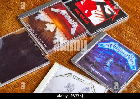 BUDAPEST, Ungheria - 21 Marzo 2018: collezione di CD dei Metallica del classico album degli anni ottanta, a partire da "uccidere tutti i em Foto Stock